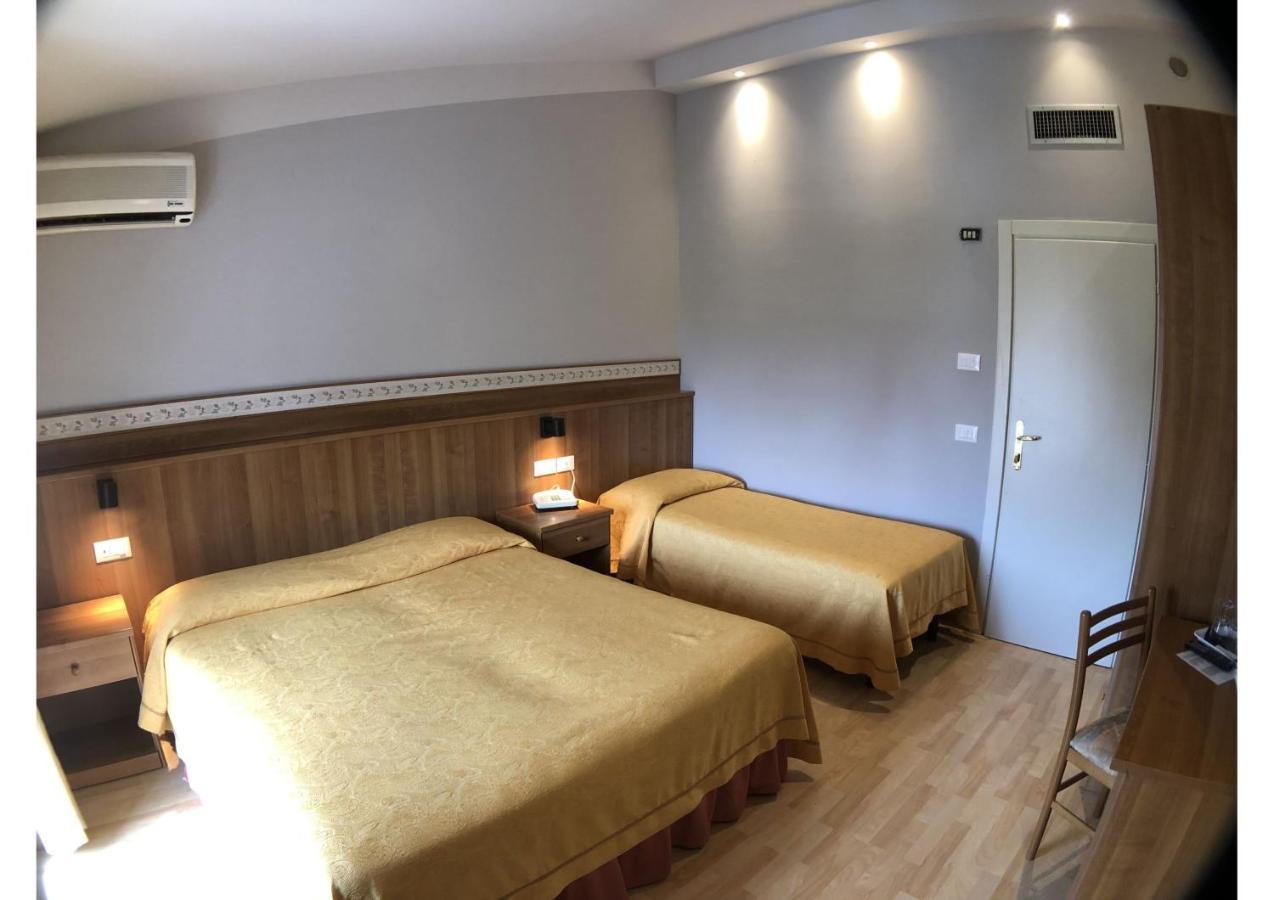 Hotel La Bussola Padenghe sul Garda Buitenkant foto