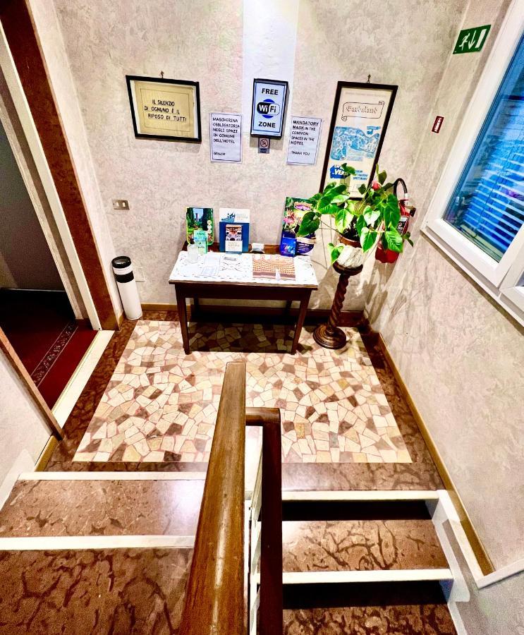 Hotel La Bussola Padenghe sul Garda Buitenkant foto